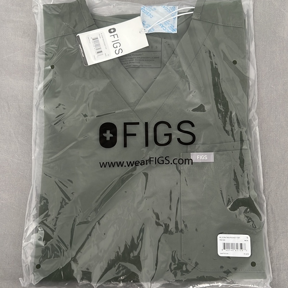 FIGS Men’s Moss Leon two pocket scrub top